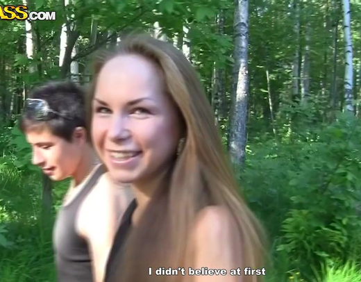 Русский негр Эрик и его приятель снимают секс с русскими телками и ебут одну из них в парке за небольшие деньги