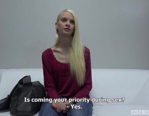 Худышка из Праги проходит свой первый чешский кастинг, рассказав вкратце о себе