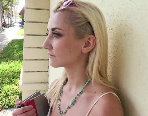 Блондинка уже готова сосать и трахается за деньги прямо на улице