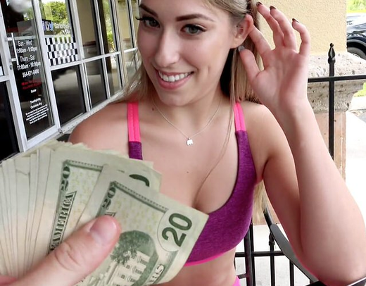 Красивая ебля спортивной девушки на улице с хорошими чаевыми за быстрый секс