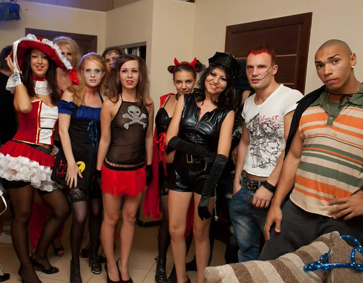 Сумасшедшая оргия русских студентов на частной секс вечеринке в честь хэллоуина