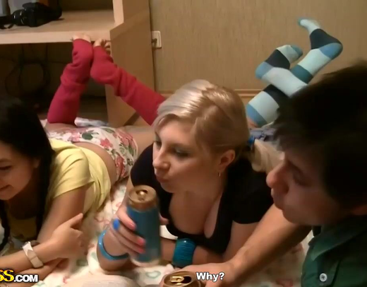 Зашли к девушкам в гости, напихали хуев во все места и накормили спермой