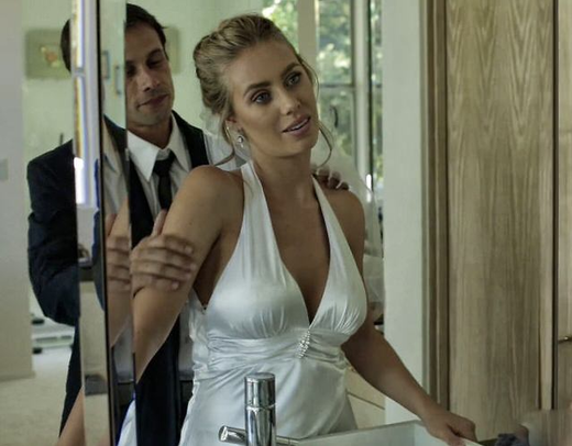 Шикарная невеста сразу же после свадьбы, удовлетворяется большим членом любовника в дамской комнате