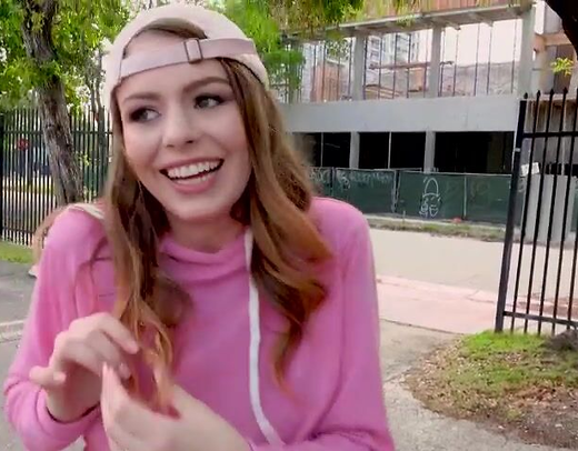 Пикапер с опытом остановил на улице 19 летнюю красотку и развел её на секс за деньги как последнюю дурочку