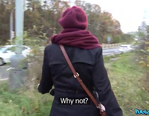 Парень достал пару сотен евро и предложил секс за деньги своей новой знакомой