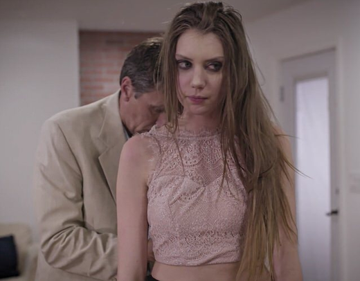 Секс с отчимом и его начальником - мужики ебут по очереди красивую девушку