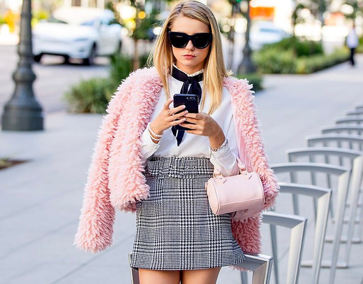 Молодая мажористая блондинка трахается с учителем за спиной у родителей