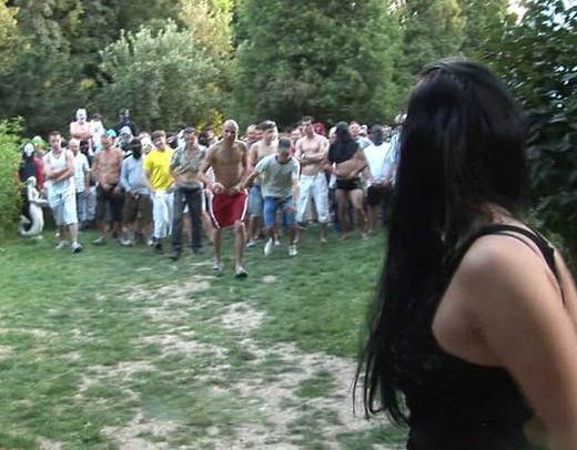 Толпа мужиков трахают по очереди простых чешских девушек - Чешская групповуха