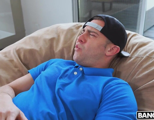 Легкий массаж с мачехой закончился для парня неожиданным сочным сексом