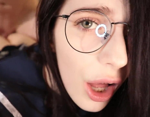 Жена приоделась как студентка и снялась в домашнем секс видео