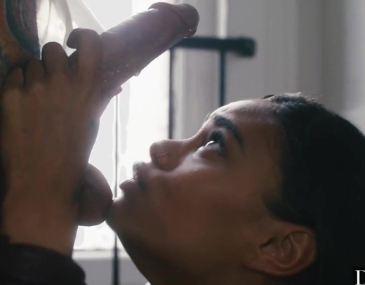 Татуерованный мачо поимел киску мулатки с упругой попой