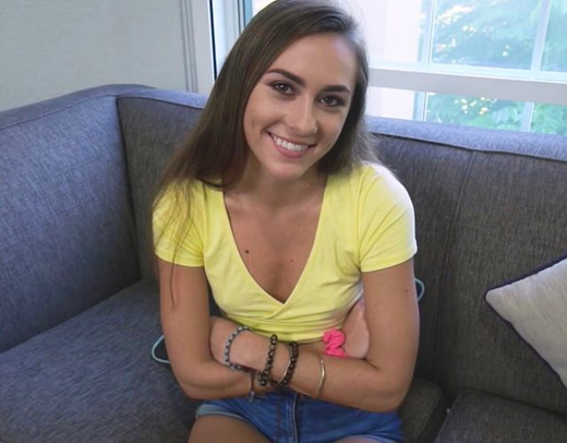 Парню по кайфу кончать спермой в рот развратной девушки с нежным телом