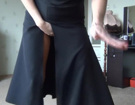 Русская дамочка демонстрирует стройные ножки в эротическом русском соло